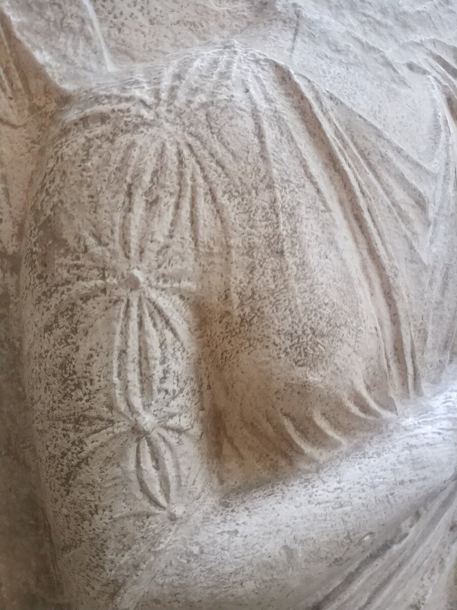 Фрагмент из храма Артемиды Эфесской. Город Эфес. Оригинал в Лондоне. По мнению Каллимаха и других источников первый храм Артемиды в Эфесе был создан амазонками, (царица Отрера) в честь своей богини. Фото автора.