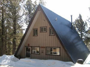  Треугольные постройки с крышей до земли появились в Скандинавии и Америке в 70-х годах 20-го века. Относительно недавно необычный дом-шалаш вы можете увидеть и в наших широтах.