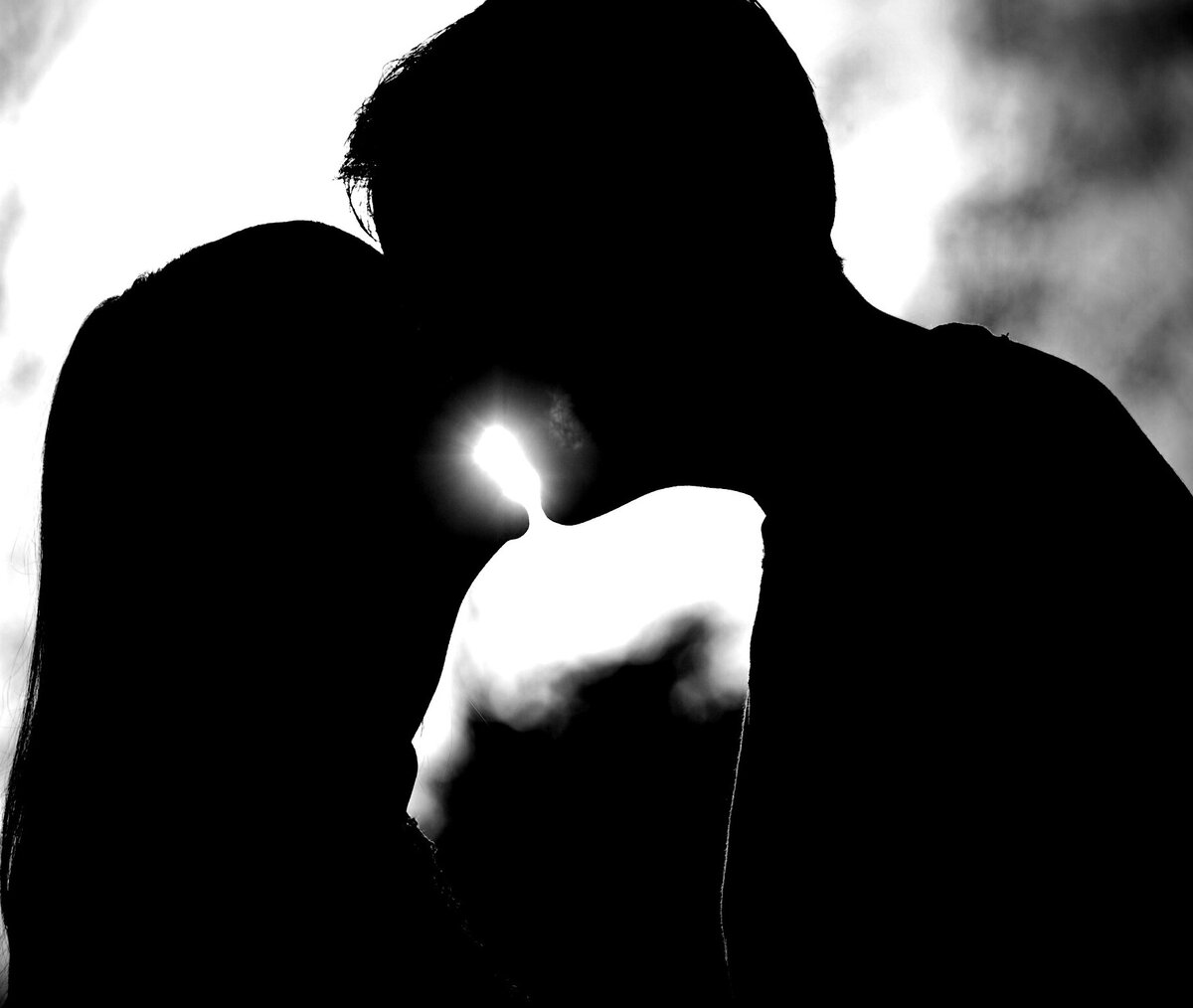 Обожаю лицо. Красивый фон пейзаж для портрета. Взгляд глаза в глаза мужчины и женщины. Красивая счастливая женщина. Девушка улыбается парню.