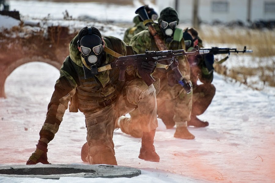 Военнослужащие разведывательных команд во время прохождения препятствий - Фото: ЮРИЙ СМИТЮК/ТАСС