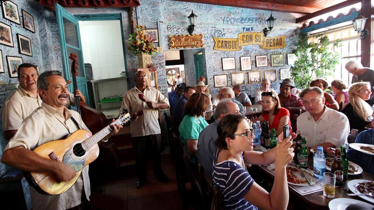 Бодегита дель медио" — еще и своеобразный музей, на стенах которого хранится множество автографов и фотографий. Здесь бывали многие знаменитости, в том числе Фидель Кастро,  Габриэль Гарсиа Маркес, Пабло Неруда, Нэт Кинг Коул и другие.