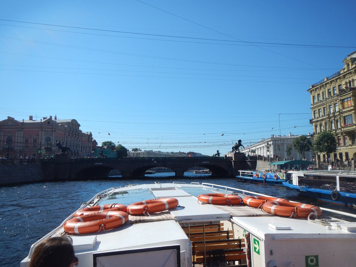 Вид на Аничков мост через реку Фонтанку