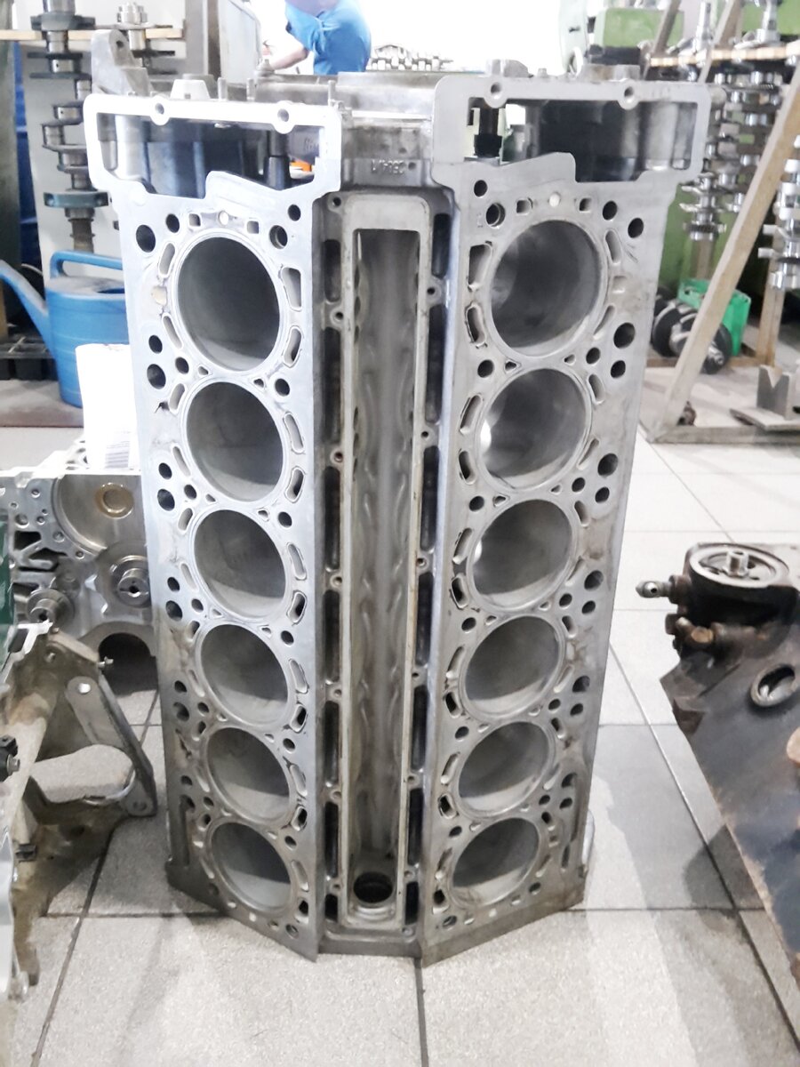 Блок цилиндров Rolls-Royce