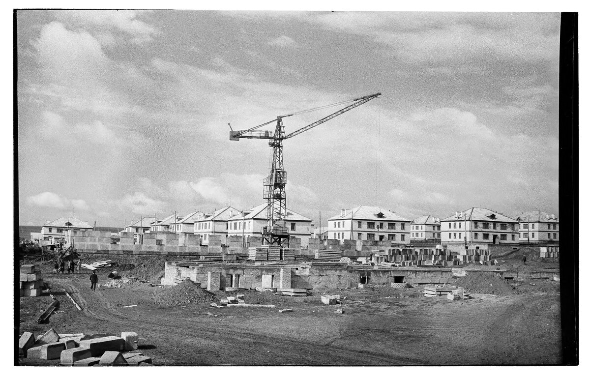 А на улице я всё таки много работал, потому фотографии приложил уличные.