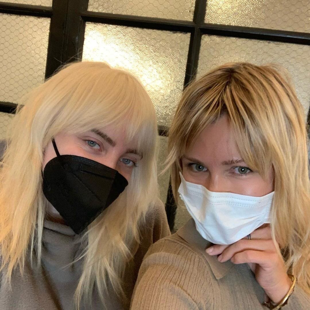 Новые фотографии Билли со стилистом по волосам.