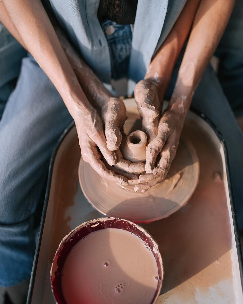  
 Свидание в Тюмени в Гончарной студии - это очень чувственное и тактильное мероприятие