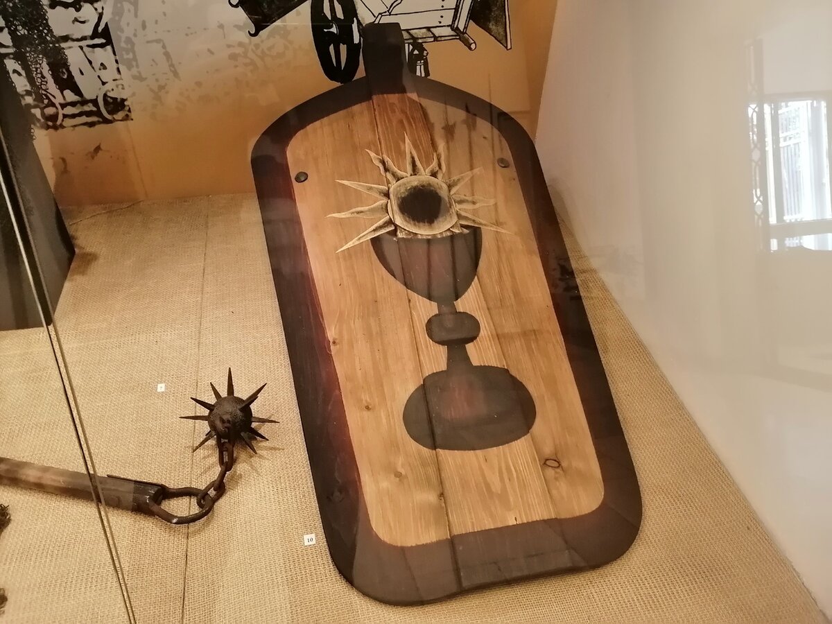 Щит гуситского воина и боевой цеп - столь же фирменный атрибут гуситов, как и их легендарные возы. Парк-музей "Владислав Варненчик", январь 2020 года, фото автора.