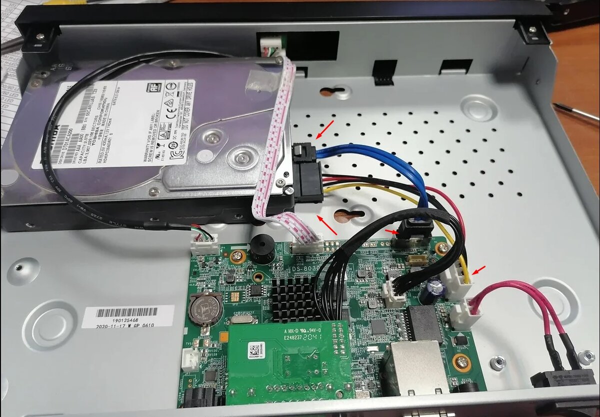 Как установить жесткий диск в видеорегистратор HiWatch DS-N308?