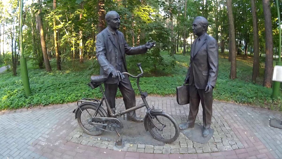 Памятник Понтекорво и Джелепову в Дубне. Памятник Джелепов Дубна. Бруно Понтекорво памятники в Дубне. Дубна памятники ученым.