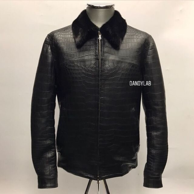 Мужская куртка из натуральной крокодиловой кожи черного цвета на молнии с меховым воротником.