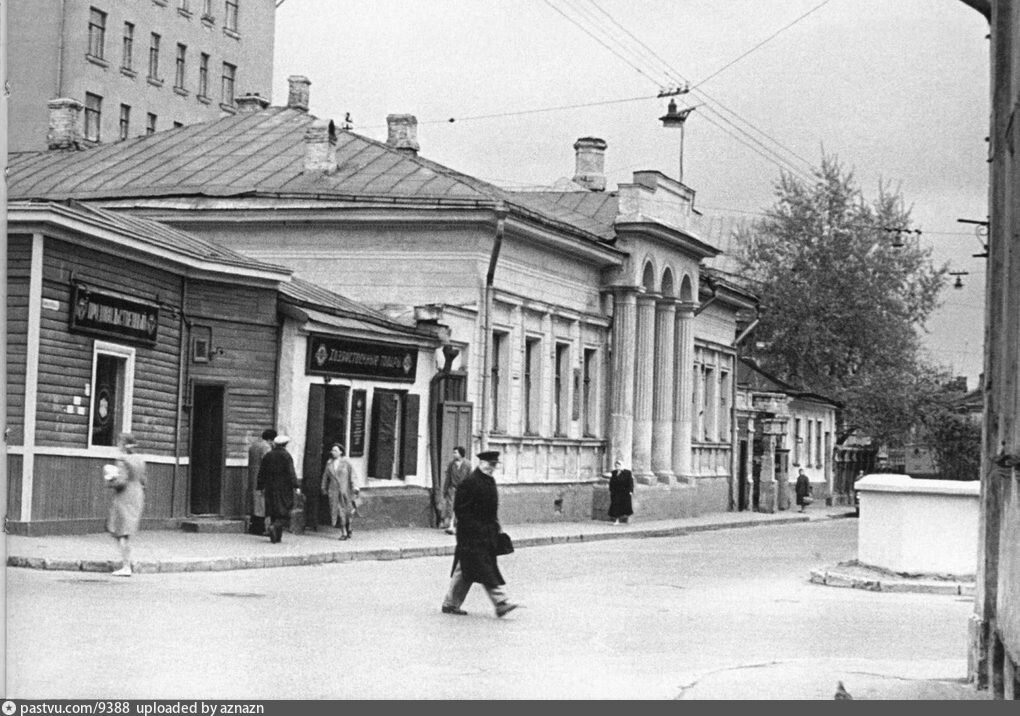 Собачья площадка, угол Борисоглебского переулка, 1957 - 1960 г. Автор Алесандр Потресов. Источник: Владимир Потресов, "Арбат нашего детства".