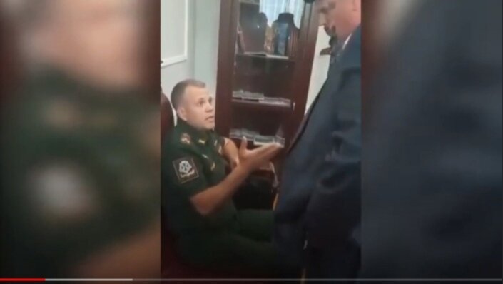 На видео не попал момент, когда Валерий Бахин схватил Летунова за грудки и пытался оторвать полковничьи погоны