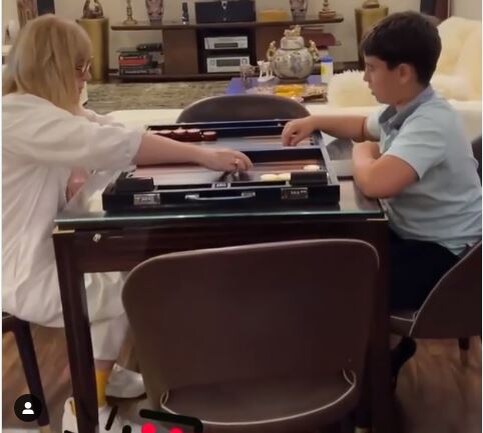 Пугачева играет в нарды