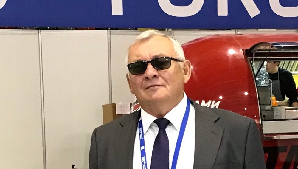 По словам Владимира Алехина, вихревые трубы используются в нефтедобыче для превращения попутного нефтяного газа в сырье. Фото: Полина Погребицкая, медиацентр УрФУ.