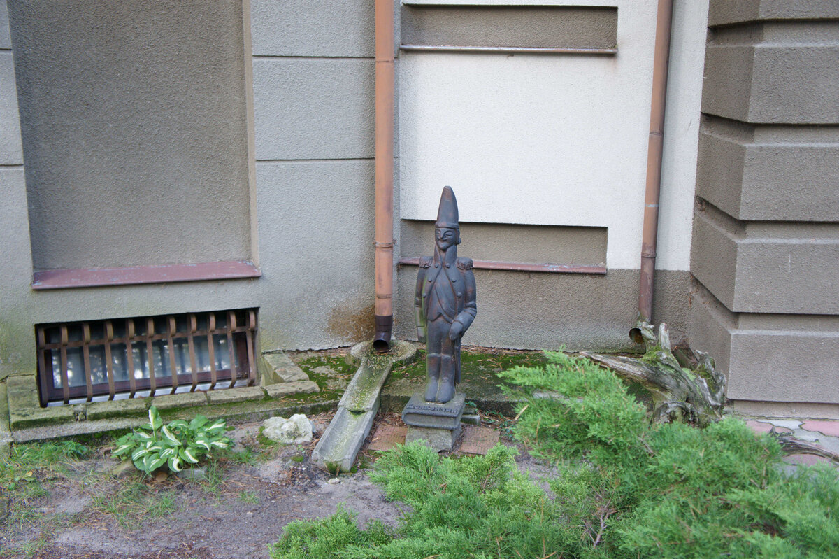 Щелкунчик встречает на входе в отель