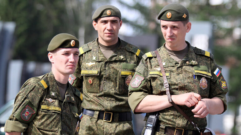 Число военнослужащих по контракту на солдатских и сержантских должностях в российских Сухопутных войсках за последние два года возросло со 144 до 147,5 тыс. военнослужащих. Это позволило полностью укомплектовать профессиональными кадрами все должности младших командиров и специалистов.

О количестве контрактников, как сообщает ТАСС, в ходе заседания коллегии министерства обороны России рассказал глава ведомства Сергей Шойгу.