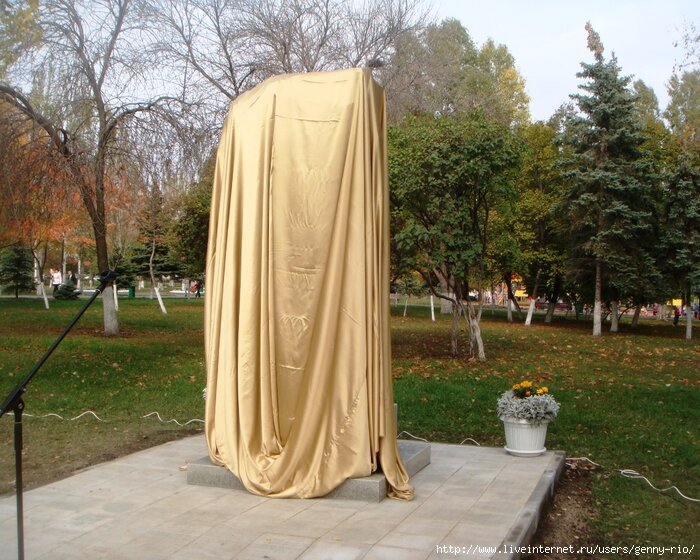 картинка  из интернета - совсем  не про этот памятник , вставил  просто для интриги.