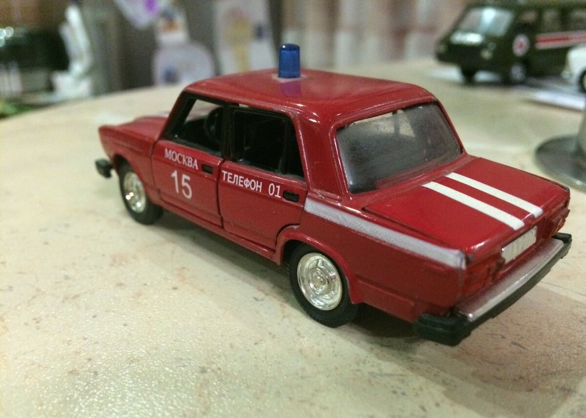 Я теряюсь в догадках. Будто на заводе начали тамповать эту модель по старой схеме, а потом резко перешли на новую. Ниже я расположил фотографии массовых вариантов "пожарных" 2105 и 2107. Взглянув на них, вы можете убедиться, что с этой семеркой произошло что-то необычное. 