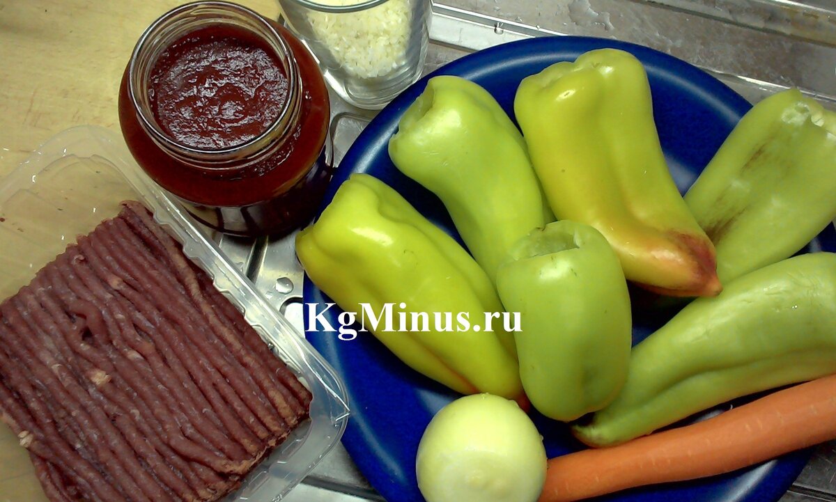 Говядина (фарш) 400 гр, перцы 823 гр (всего 8 шт, на фото только 6 поместилось), морковь 79 гр, рис 100 гр, лук 100 гр