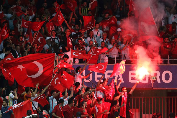 Турецкие болельщики на матче Евро 2016
