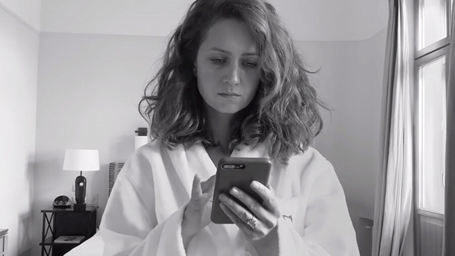 Во - первых, это магическая черно-белая история о любви к себе снятая на «айфон». 