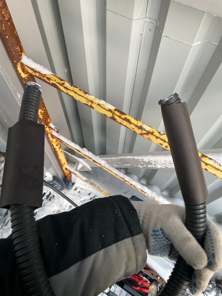 В моем случае, с одного края металлорукава термоусадка 40мм, а с другой 30мм.