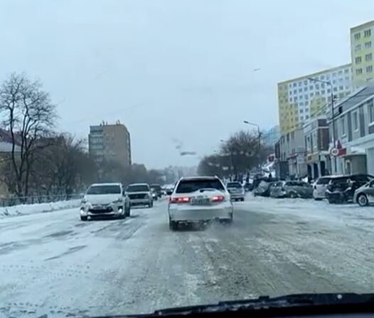 Нашла фотографию в архиве: это я ехала утром на экзамен :) Первый снег той зимой. Шел весь день, экзамен сдал 1 человек из 19, почти все не сдали из-за снега и гололеда