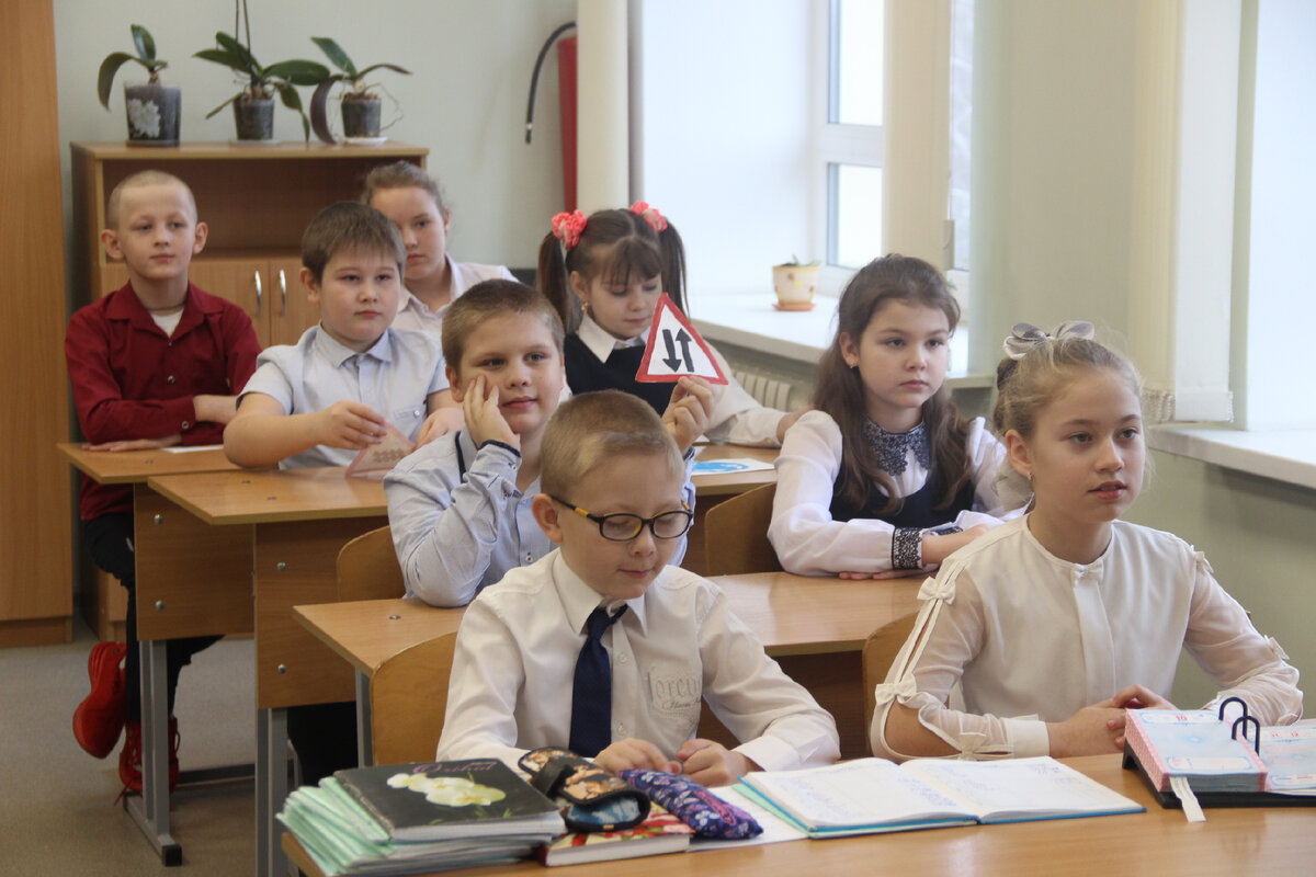 Четвероклассники принимают участие в онлайн - уроке.                          Фото: Илья Попов.