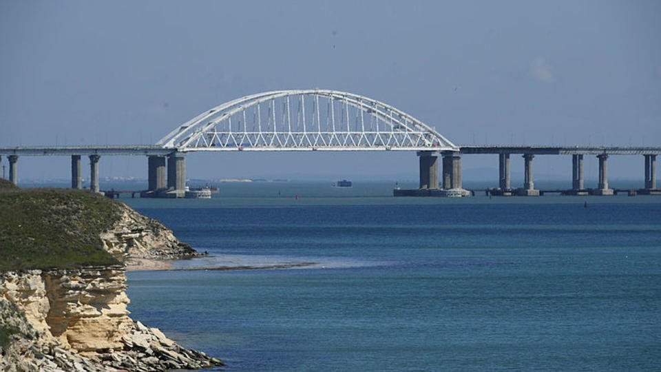 ФОТО КРЫМСКОГО МОСТА. ЭТО СИМВОЛ ВОССОЕДИНЕНИЯ КРЫМА С РОДИНОЙ РОССИЕЙ. ИСТОЧНИК СВОБОДНЫЙ.
