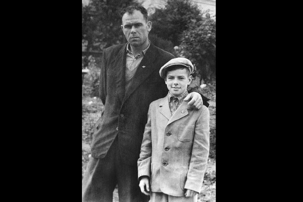 отец гарика харламова фото. гарик харламов с отцом. гарик харламов в молодости. отец гарика харламова. гарик харламов родители.