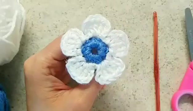 Как связать цветок крючком для начинающих?