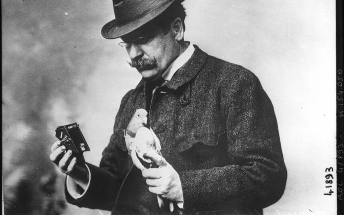 Юлиус Нойброннер с голубем и маленьким фотоаппаратом