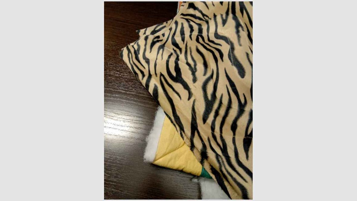 Взяла искусственный мех и ткань, простёганную с тремя  слоями синтепона. Всё-таки коврик для малыша, пусть будет мягкий и  тёплый. У меня мех тонкий, если взять шкурку потолще, то и подкладка не  понадобится.