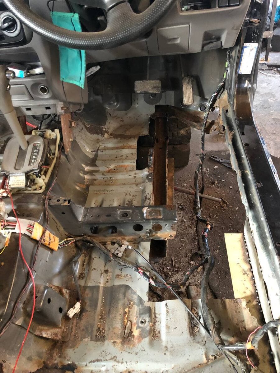 Вырезанный метал в ногах у водителя