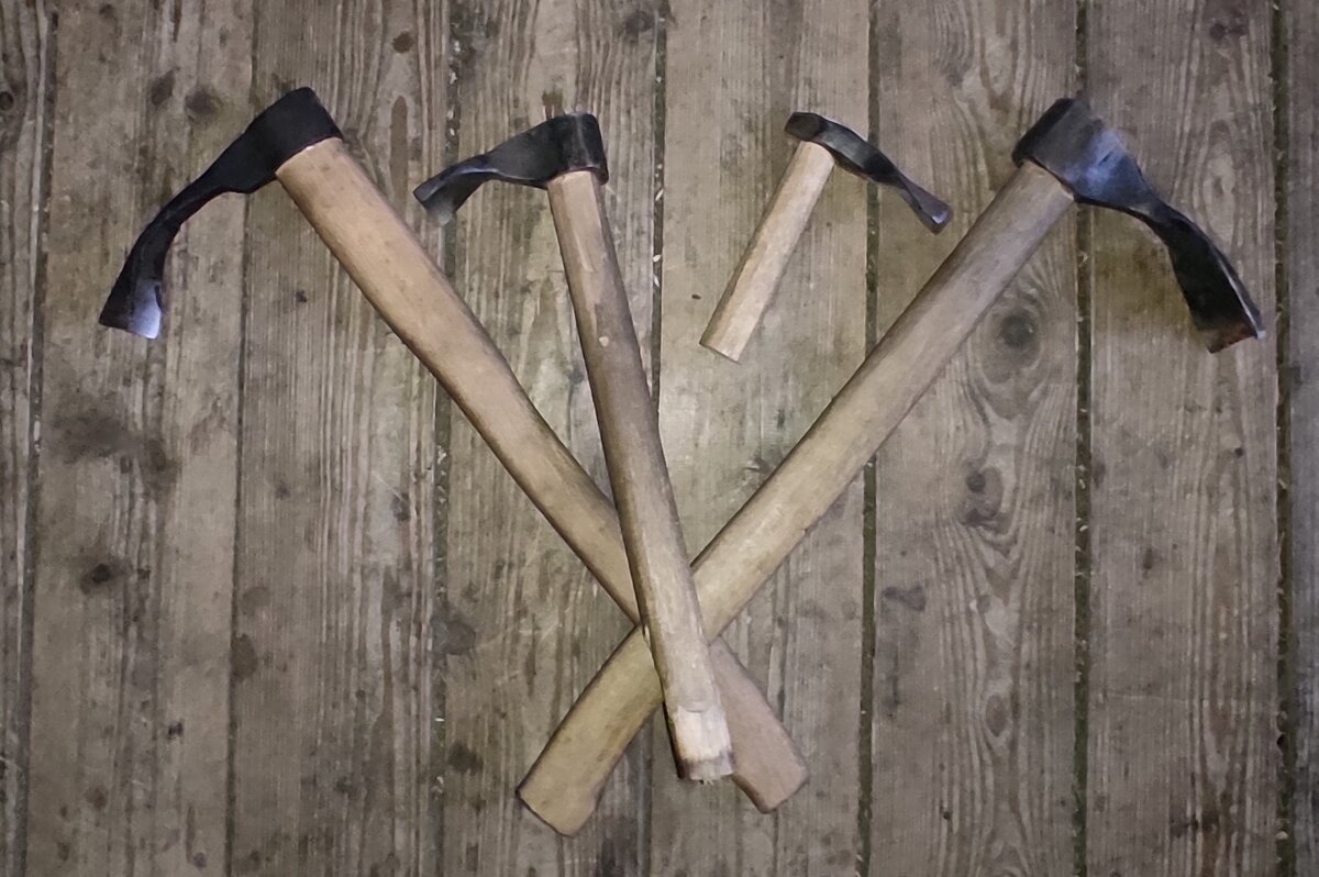 Тёсла из коллекции мастера, пос. Струги Красные Псковской обл.