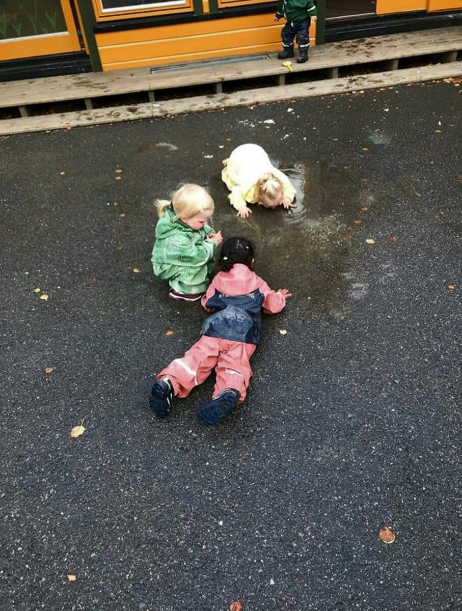 В норвежских садиках малышам не возбраняется пить воду из луж.