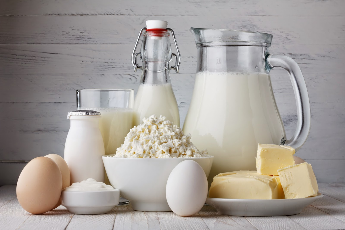 Жирные молочные продукты и яичные желтки богаты насыщенными жирами