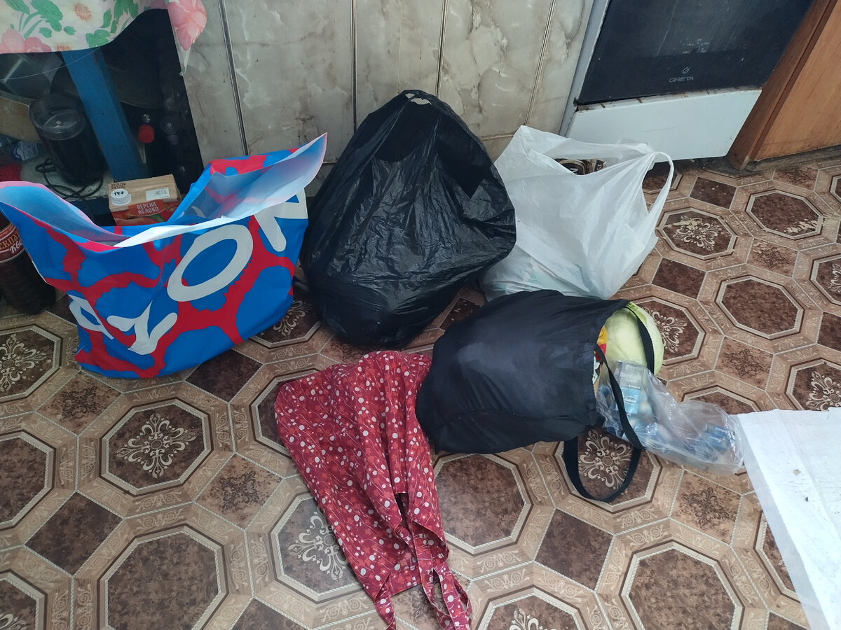 Весь пол моей крохотной кухни завален сумками ))