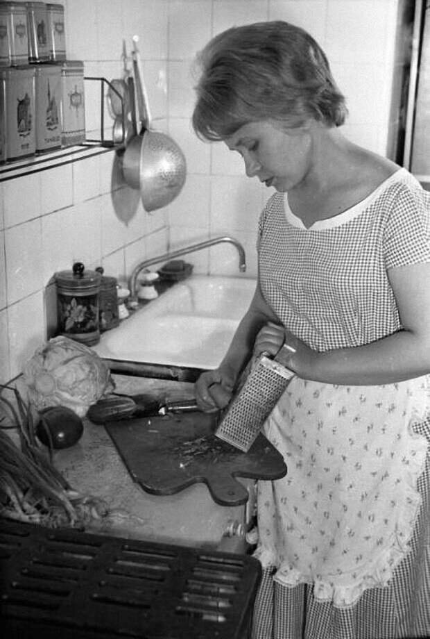 Композитор Александра Пахмутова на своей кухне, 1958 год. Фото: russiainphoto.ru