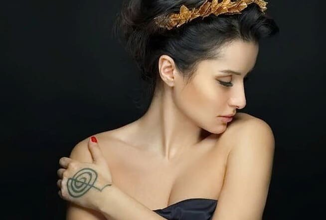 Татуировка Чо Ку Рей на кисти ведущей Тины Канделаки