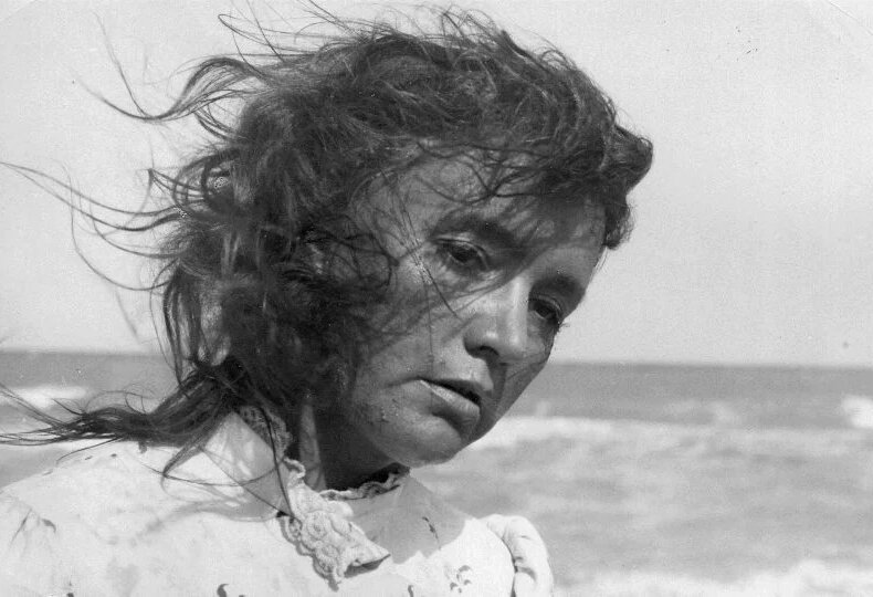 Смерть сына, а потом и мужа может любого сломать. 