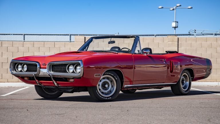 Coronet R/T в версии кабриолет 67 и 70 года самые редкие, так как они были выпущены в количестве двух экземпляров. Это было пятое поколение, которое пользовалось популярностью у стражей порядка, так как имело отличные ездовые характеристики. Изначально Coronet был люксовым авто, но со временем “люксовости” становилось все меньше — в итоге он стал семейным. Цена 1970 Dodge Coronet R/T Convertible начинается от $250 000 на аукционе.