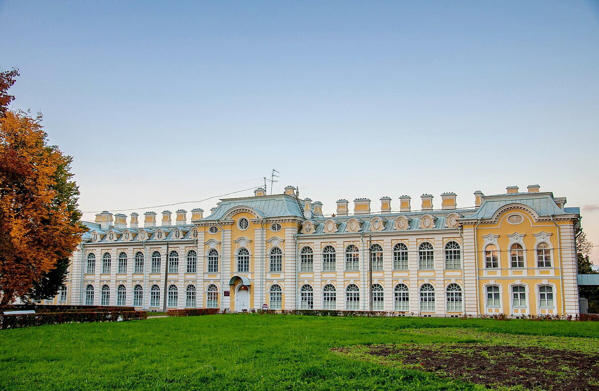 Архитектор Н.Л. Бенуа. Фрейлинский корпус в Петергофе, 1854 г.  https://zavalinka-alexashka.blogspot.com/2019/01/2.html?m=1
