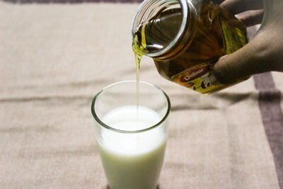 Состав: мед (1 столовая ложка), сухие дрожжи (1 столовая ложка), молоко (1 столовая ложка), сухая горчица (1 чайная ложка), сахар (1 чайная ложка).

Приготовление: Молоко предварительно разогрейте. Затем, в отдельной емкости, соедините сахар с молоком и дрожжами, подождите пока смесь забродит. Затем добавьте к дрожжам горчицу и мед (сначала слегка его подогрейте).

Применение: Наносите средство на кожу головы аккуратными движениями, распределите по всем прядям. Держать такую смесь нужно около часа. После смойте массу используя шампунь, а при желании бальзам.

3. Медовая маска с соком алоэ, горчицей и чесноком
Попробуйте это средство-стимулятор роста волос, лично убедившись в его эффективности!

Состав: мед (1 столовая ложка), сухая горчица (1 чайная ложка), чеснок, алоэ, лук (сок, по 1 чайной ложке).

Приготовление: Горчицу залейте небольшим количеством теплой воды, размешивайте пока не получите консистенцию густой сметаны. Чеснок и лук очистите, выдавите сок. Затем добавьте к горчичной массе алоэ, слегка подогретый мед, а после смешайте с чесноком и луком.

Применение: Наносить смесь нужно на корни волос, тщательно втирая ее в них, затем распределить по всей длине. Укутайте голову в полотенце и держите средство около 40 минут (но не больше часа). Затем вымойте голову шампунем.

4. Маска на основе меда и горчицы для роста и питания волос
Состав: сухая горчица (1 столовая ложка), желток (1 штука), мед (1 чайная ложка), репейное или миндальное масло (1 чайная ложка).

Приготовление: Желток взбейте, добавьте к нему ложку горчицы, мед и репейное масло. Все ингредиенты хорошо перемешайте.

Применение: Нанесите маску на волосы, уделив особое внимание корням, а также кончикам. Через 30-40 минут можете смыть смесь водой без использования шампуня. Достаточно использовать такое средство около 1-2 раз в неделю.

5. Вариант медовой маски с горчицей и лимоном для жирных волос
Состав: сухая горчица (1 столовая ложка), натуральный йогурт (1 столовая ложка), мед (1 столовая ложка), лимонный сок (1 чайная ложка).

Приготовление: Горчицу залейте йогуртом, затем добавьте к получившейся массе мед и соедините с лимоном. Все хорошенько перемешайте.

Применение: Наносить маску нужно аккуратными массирующими движениями, втирая в кожу головы, а затем распределить по длине всех прядей. Смывать смесь нужно через 20-30 минут используя шампунь.

6. Медовая маска с горчицей и яйцом для роста волос
Состав: сухая горчица (2 столовые ложки), яйцо (1 штука), репейное масло (2 столовые ложки), мед (2 чайные ложки), горячая вода (2 столовые ложки).

Приготовление: Яйцо разбейте и отделите желток от белка. В данном рецепте, как и в следующем, белок нам не понадобится, так как в горячей воде он свернется, да и вряд ли вам захочется смывать с своей головы яичницу. Таким образом, горчицу заливаем горячей водой, затем добавляем к смеси подогретое репейное масло и мед. Желток взбиваем, также добавляем к массе. Все ингредиенты хорошенько перемешиваем.

Применение: Смажьте кончики ваших локонов любым растительным маслом, затем распределите массу по всей длине, после чего наденьте шапочку для ванны и укутайте голову полотенцем. Первый раз маску следует держать не более 15-20 минут, так как вы пока не знаете каким образом кожа вашей головы реагирует на горчицу. В дальнейшем это время можно увеличивать. Применять такую смесь нужно по-разному, в зависимости от вашего типа волос: на сухие локоны наносить ее стоит не больше 1 раза в 10 дней, на нормальные 1 раза в неделю, однако если у вас жирные волосы, то можете смело применять такое средство вплоть до 2-3 раз в неделю.

7. Еще один вариант укрепляющей маски для волос с медом, желтком и горчицей
Состав: сухая горчица (2 столовые ложки), желток (1 штука), мед (2 столовые ложки), бесцветная хна (2 столовые ложки), эфирные масла (несколько капель), кипяток (2 столовые ложки).

Приготовление: Хну залейте кипятком, когда она немного остынет, добавьте к массе горчицу, а через 20 минут все оставшиеся компоненты (а именно мед, желток и эфирные масла). Все ингредиенты хорошо перемешайте.

Применение: Наносить смесь нужно по всей длине и держать около одного часа. Затем смыть без использования шампуня.

Варианты медовых масок для волос с желатином
1. Медовая смесь для волос с желатином
Такая смесь с желатином отлично подходит для жирных волос, так как она устраняет сальный блеск, питая волосы и придавая им мягкость.

Состав: желатин (1 столовая ложка), цветы ромашки (пакетик), мед (1 столовая ложка).

Приготовление: Из цветов ромашки приготовьте отвар. Залейте им желатин (в равных количествах). Затем смешайте с желатином мед, предварительно его немного разогрев.

Применение: Наносите смесь по всей длине волос, хорошо втирая в корни и уделяя внимание кончикам. Через 30-40 минут можете вымыть голову теплой водой и шампунем.

2. Маска с медом для роста волос с желатином и молоком (кефиром)


Такая маска для волос с медом и желатином отлично поможет сохранить цвет после окрашивания, а также придаст вашим волоскам чудесный блеск.

Состав: желатин (2 столовые ложки), молоко или кефир (1 столовая ложка), мед (1 столовая ложка).

Приготовление: Желатин размочите в воде и оставьте на несколько минут, затем процедите. Тем временем смешайте мед с молоком или кефиром. Медово-молочную смесь соедините с желатином и все как следует перемешайте. Должна получится консистенция густой сметаны.

Применение: Вымойте голову, а после наносите смесь, распределив ее по всей длине прядей. Наденьте шапочку для душа или обычный пакет, затем оберните голову слегка влажным полотенцем. Оставьте массу с желатином на голове примерно на 40 минут. Пока вы держите средство, обдувайте полотенце теплым воздухом из фена (это позволит желатину лучше впитаться в волосы). Через 40 минут смойте смесь прохладной водой.