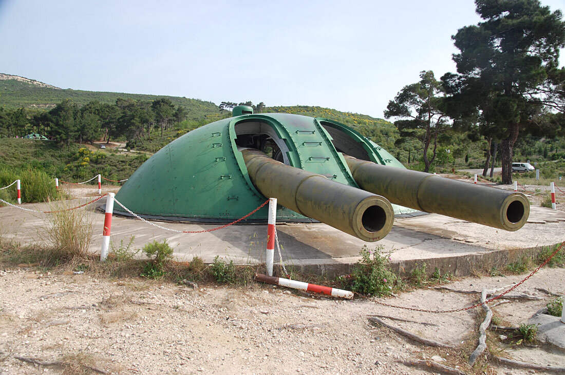 280 мм орудийная барбетная установка в настоящее время. На дальнем плане вторая 280 мм орудийная барбетная установка.