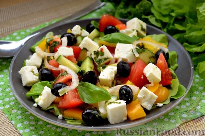 помидоры, огурцы, перец сладкий, лук репчатый, сыр фета, маслины, лимон, масло оливковое, базилик, соль, перец молотый, салат