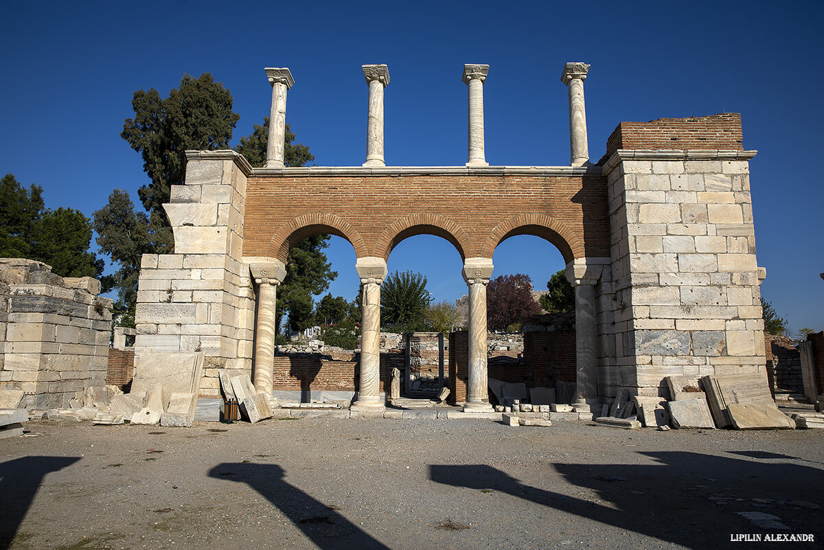 Базилика Святого Иоанна (St. Jean Church) расположен на крайнем западе Турции в городе Сельчук (Selçuk). (GPS координаты:37.952503, 27.367686) 