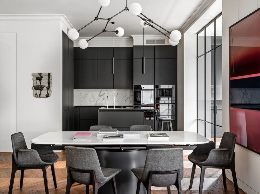 Столовая удачным образом соседствует с гостиной и часто становится центром семейных вечеринок. Обеденный стол, Draenert. Обеденныестулья, Poliform. Люстра, 101 Copenhagen.