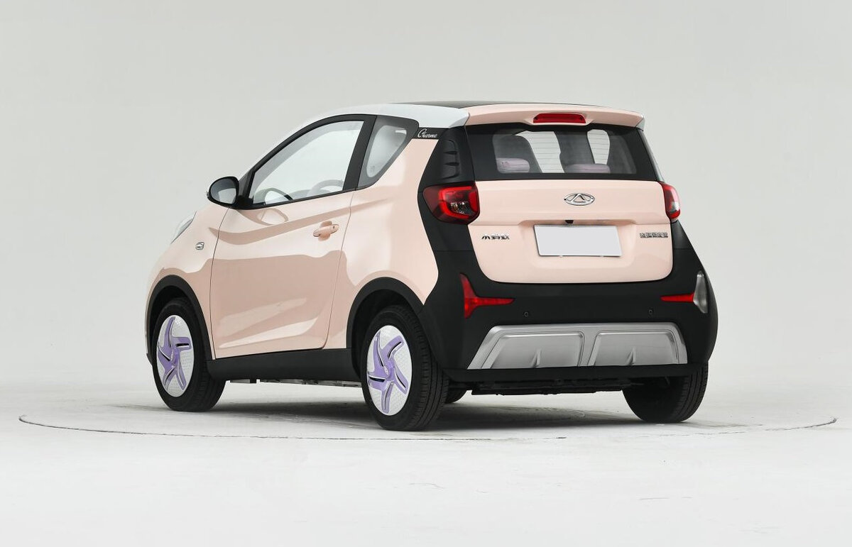 На фото: Электромобиль Chery Little Ant Charme