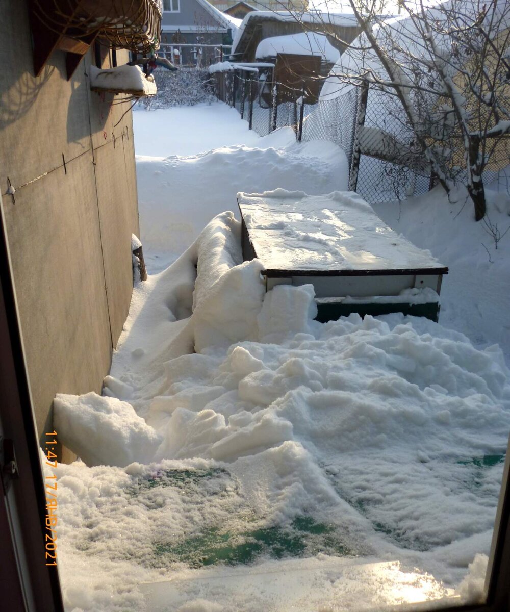 Вот так сходят лавины снега с крыши. (Фото автора).